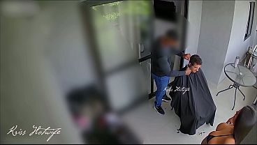 Corno do meu marido chamou o barbeiro em casa… e eu resolvi brincar de puta de verdade. Recebi só de biquíni minúsculo e transparente.